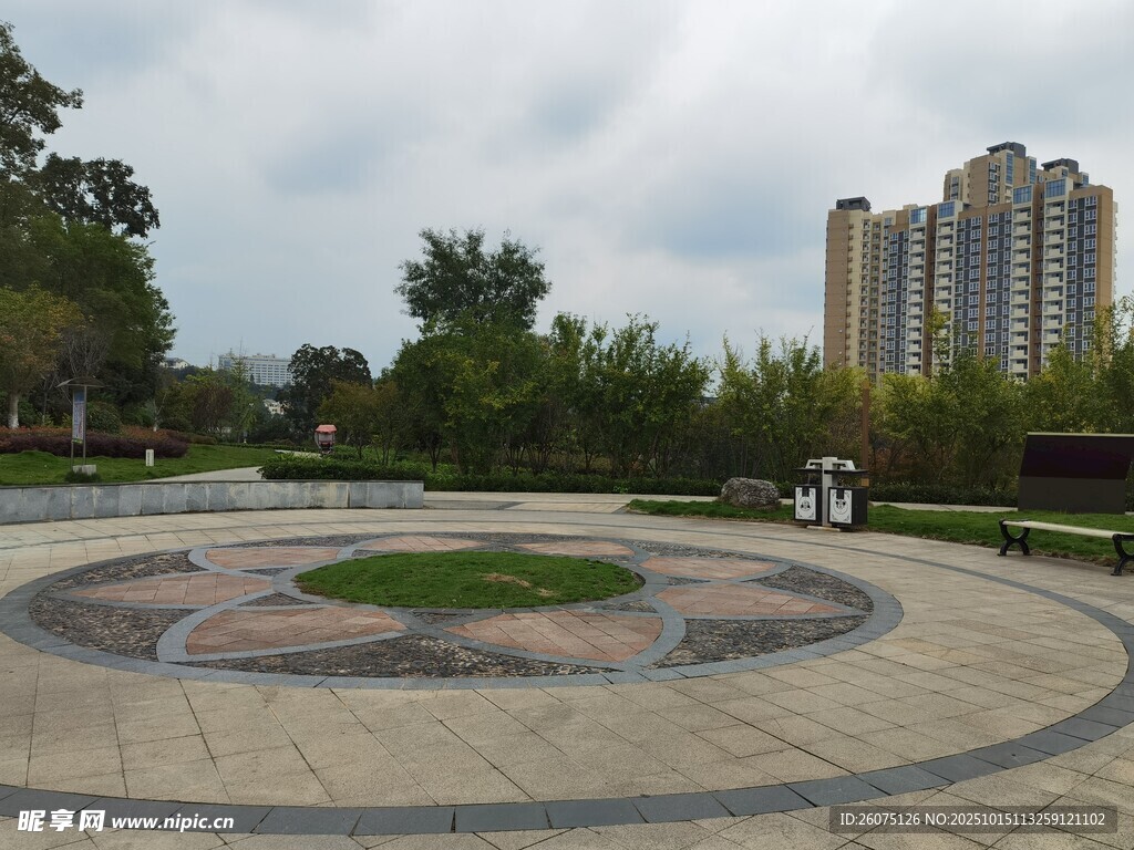 城市中的圆形休闲广场