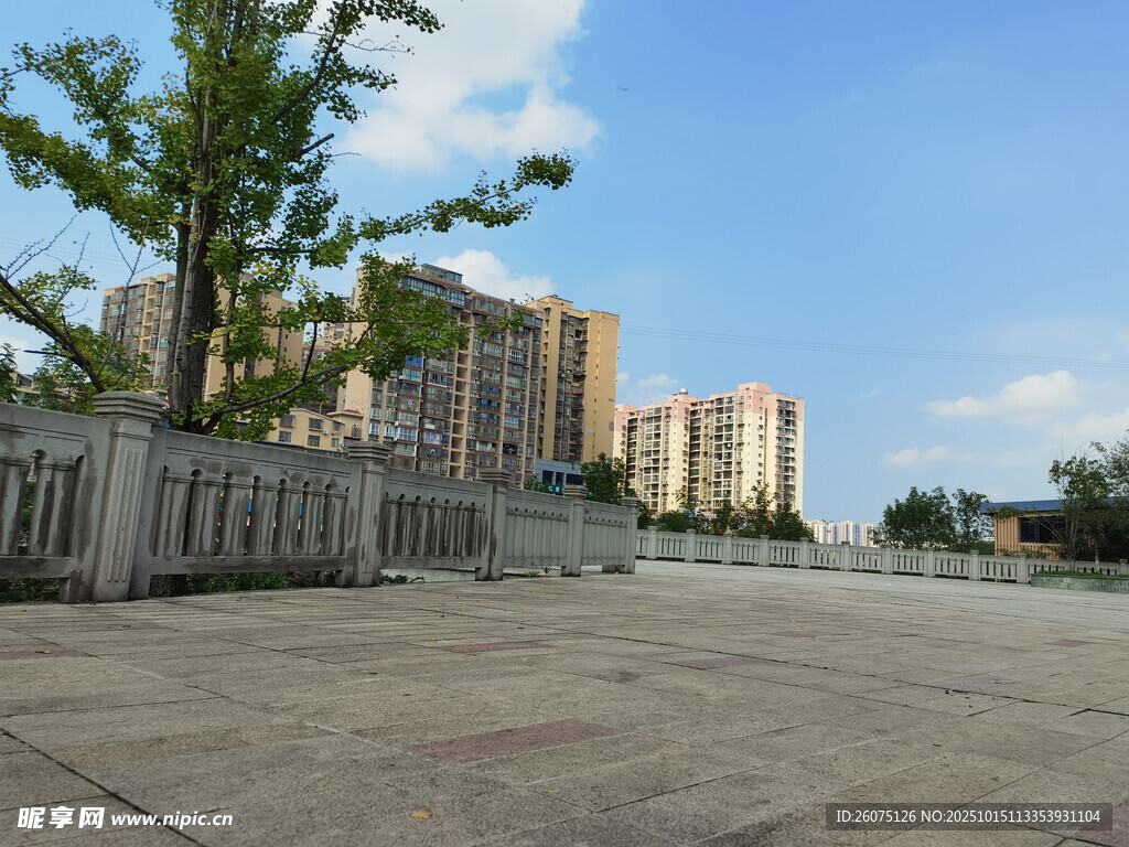 城市空旷场地与远处高楼