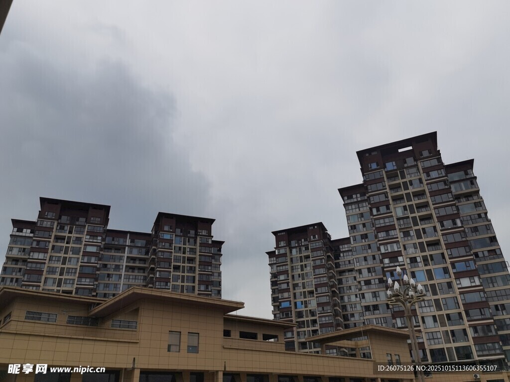 阴天中的高层居民楼
