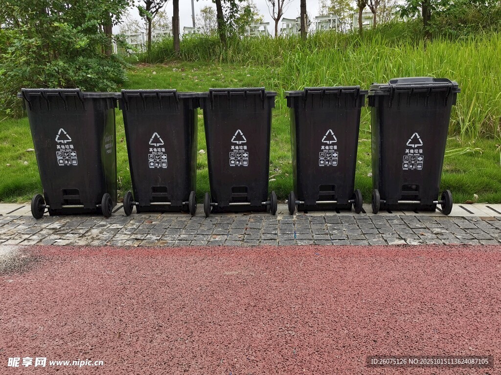 户外分类垃圾桶整齐排列