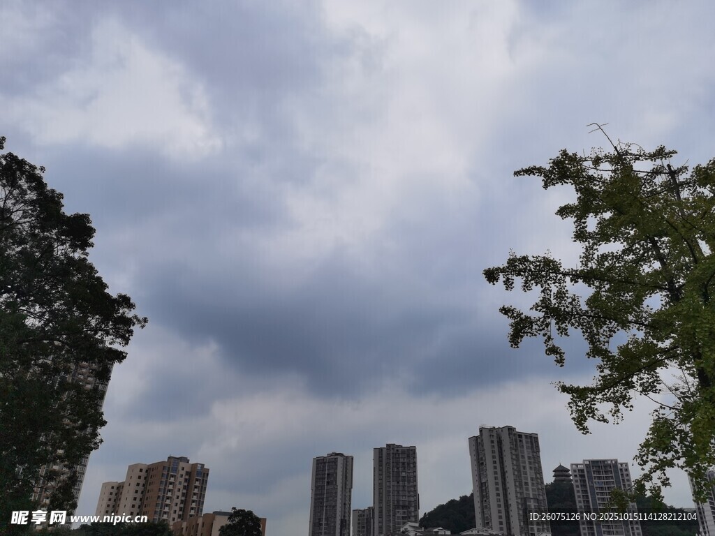 城市上空的多云景象