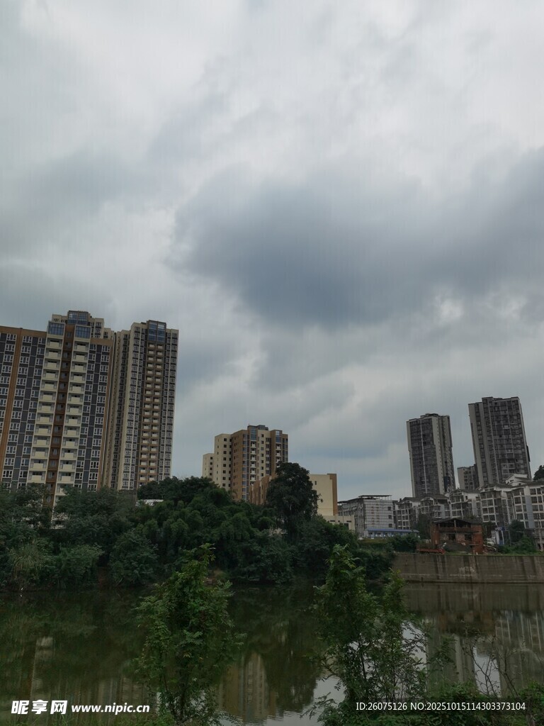 城市河畔高楼与阴沉天空