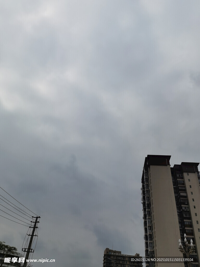 阴天中的城市高楼