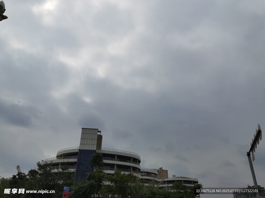 阴天中的独特建筑景观
