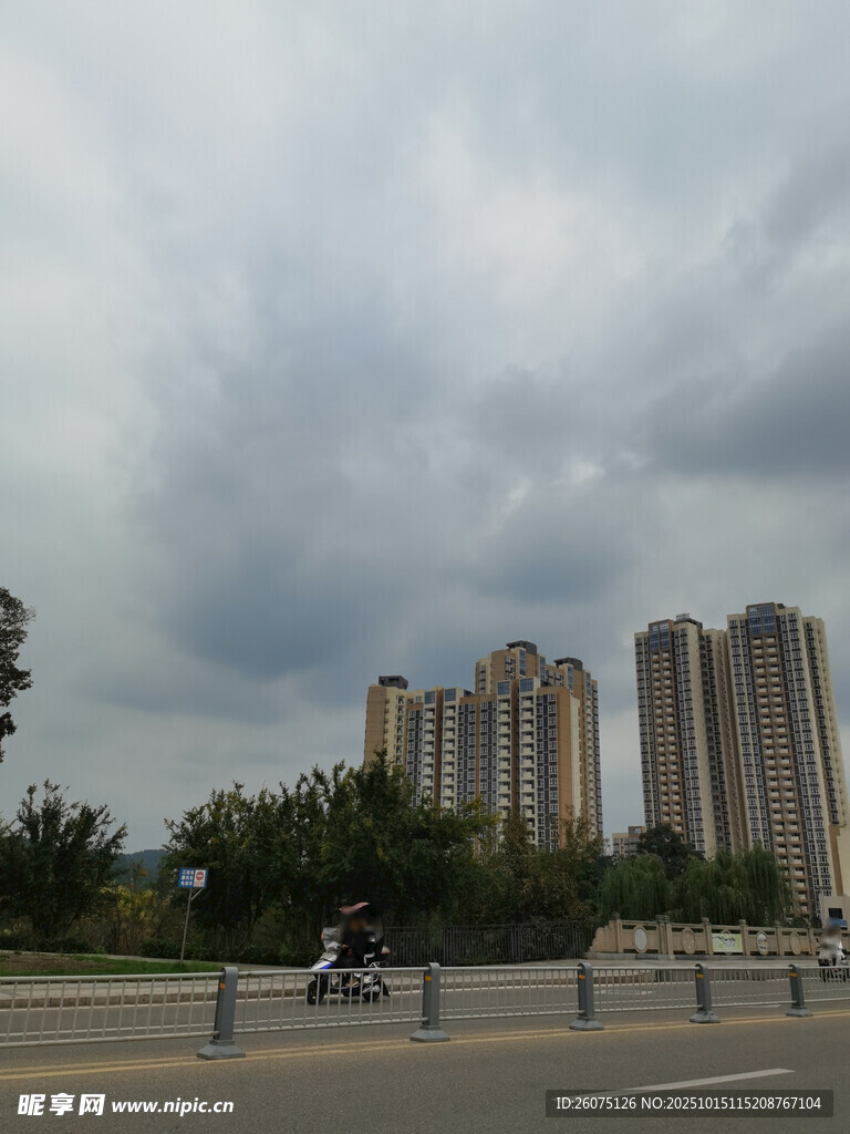 城市道路旁的高楼景观