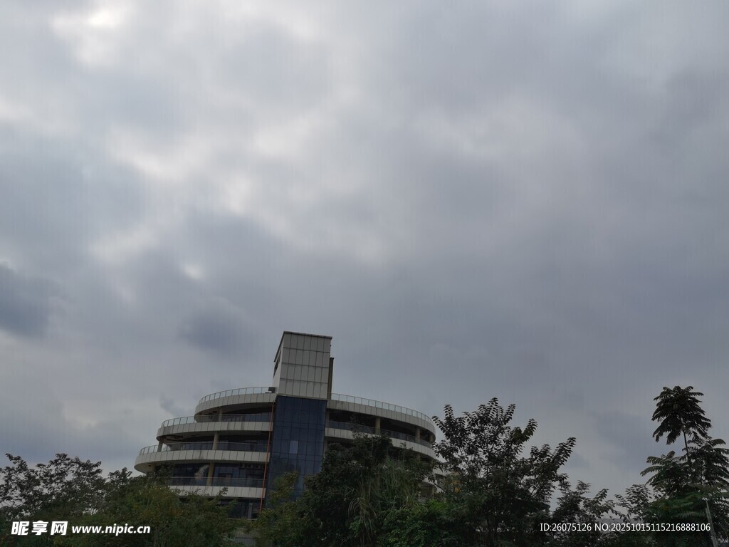 阴天中的多层建筑