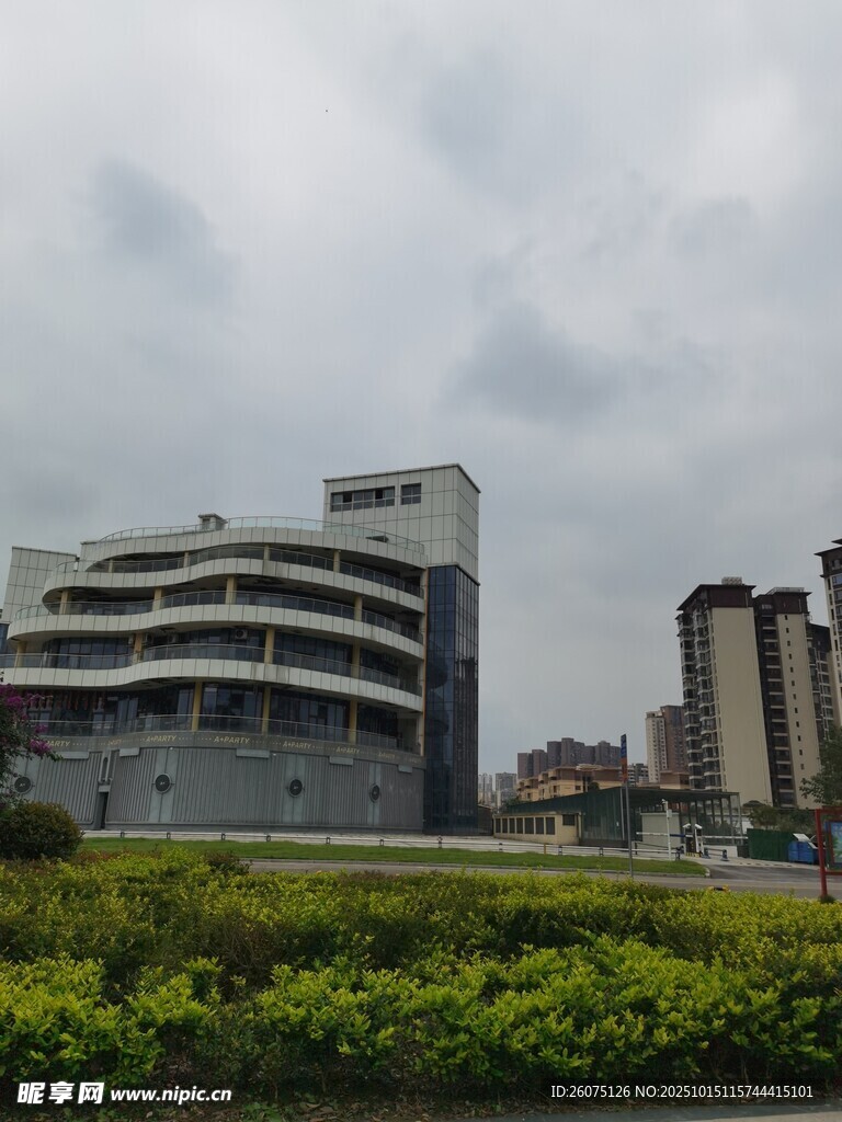 城市中的现代建筑与绿植