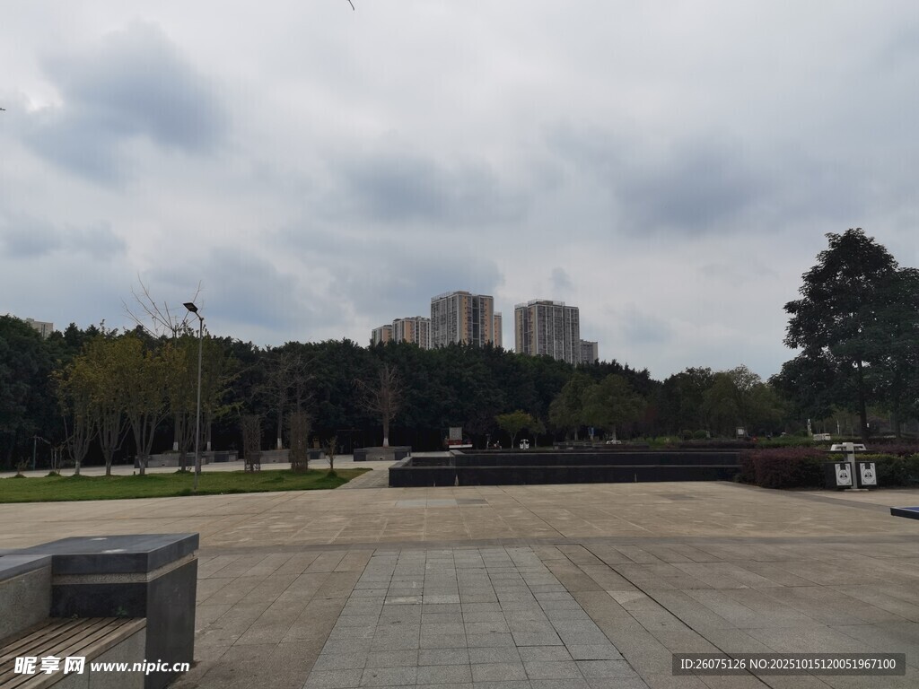 开阔广场与远处建筑景观