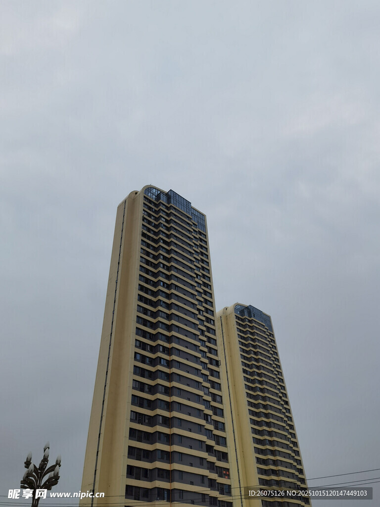 两栋高楼矗立天际