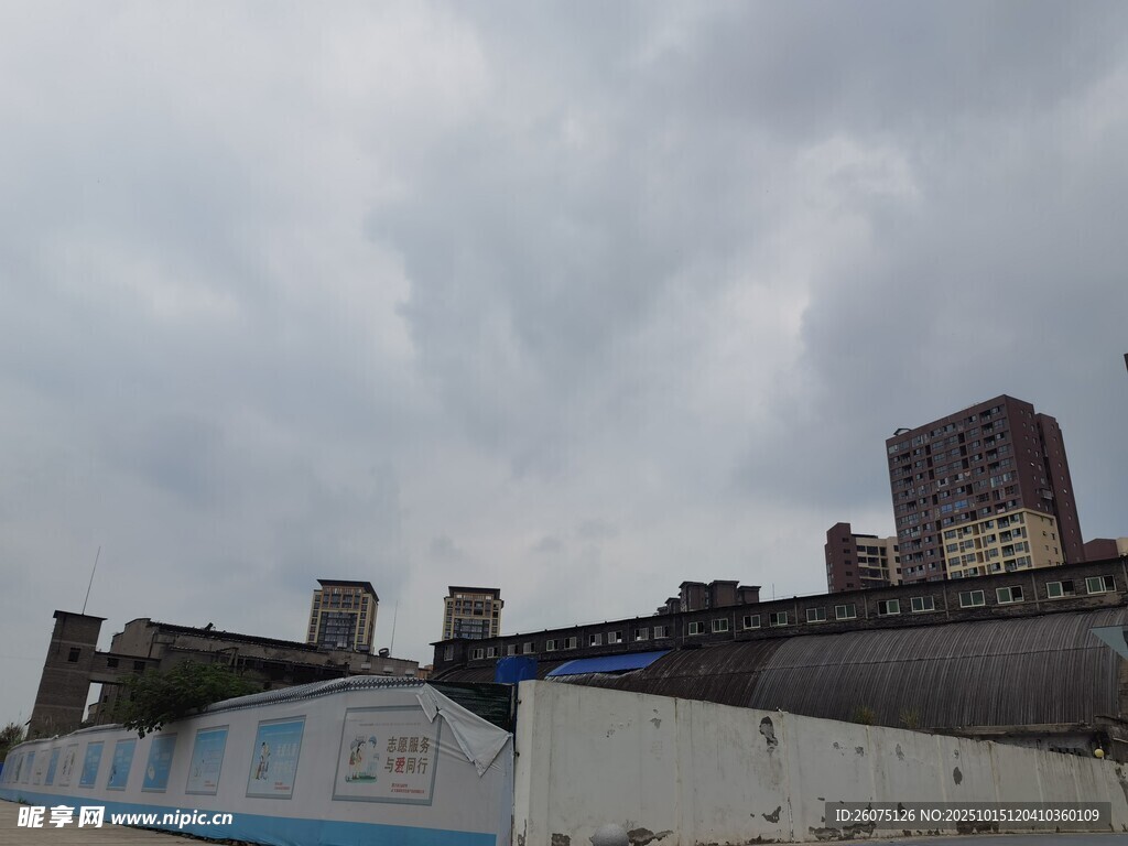 阴天港口船只与建筑景象