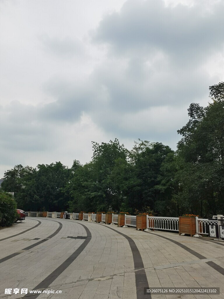 开阔广场与周边葱郁树林