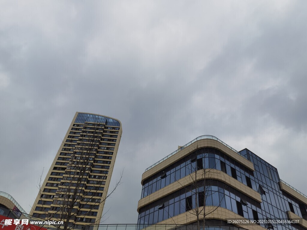 城市高楼与低矮建筑对比