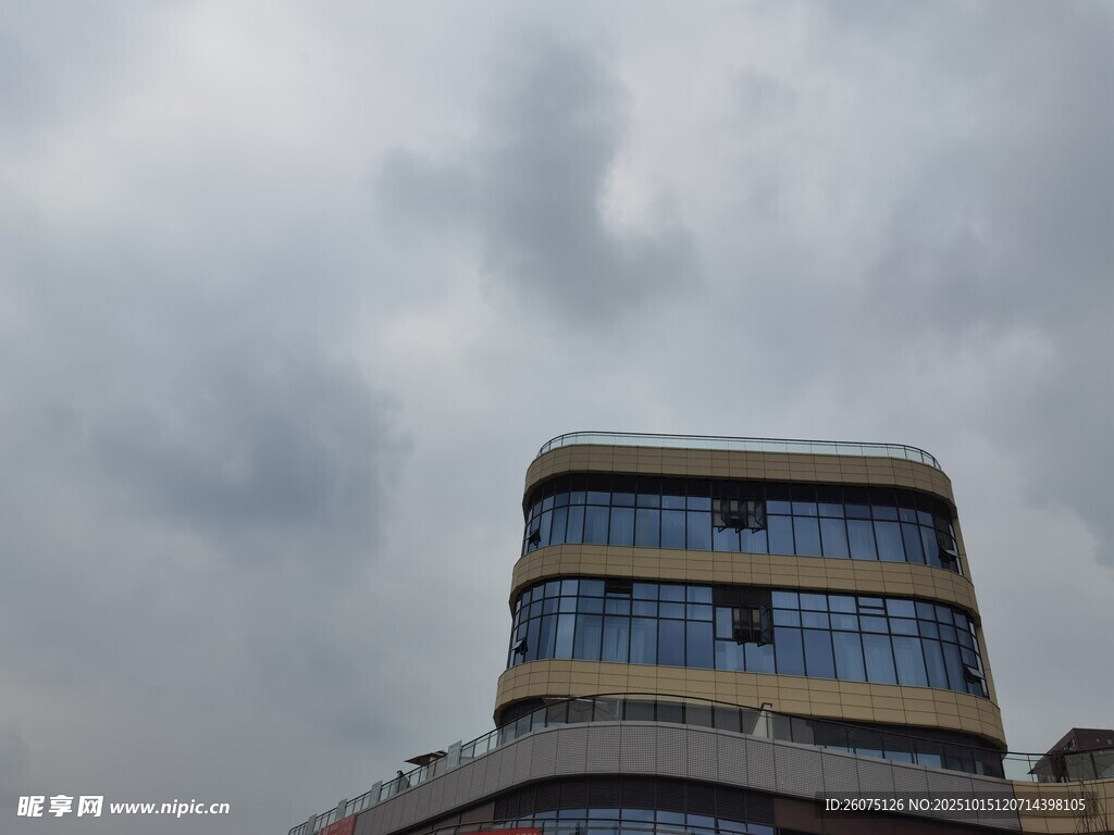城市中高楼顶的阴沉天空