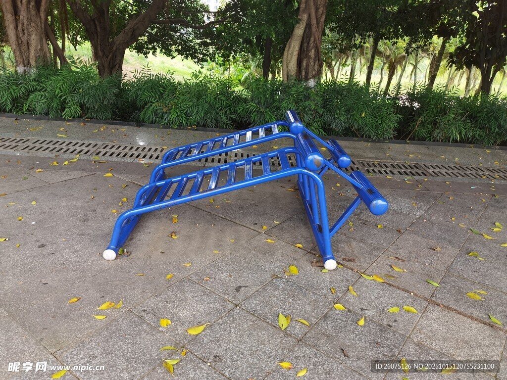 户外蓝色健身双杠设施