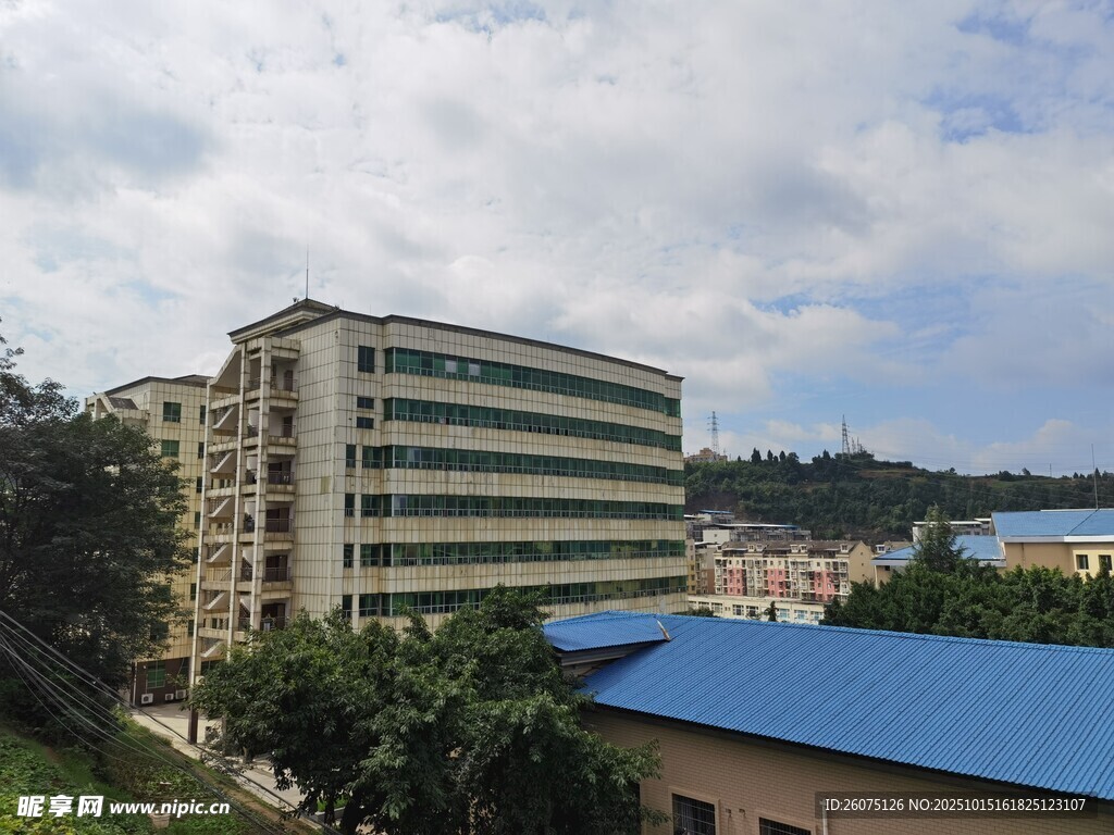 多层建筑与周边景致