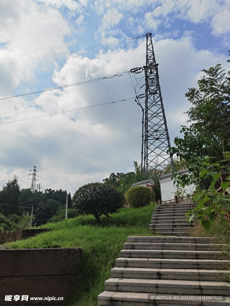 户外电塔与阶梯风景