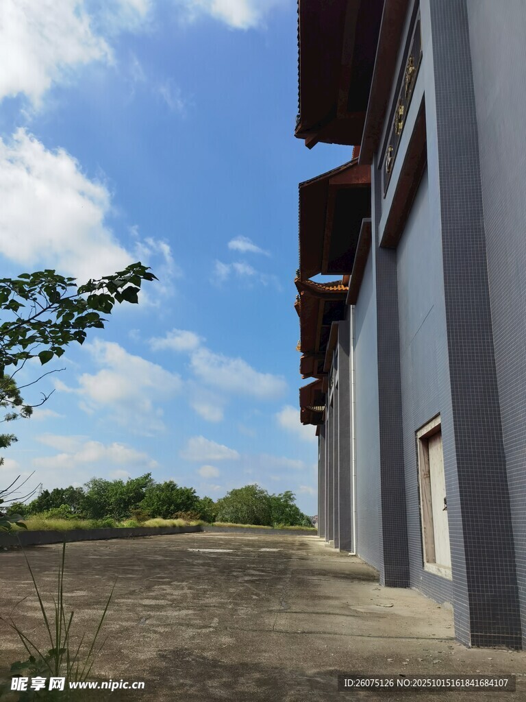 乡村旁的灰色建筑外观