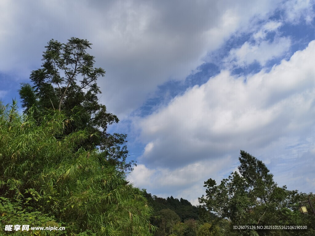山林蓝天美景
