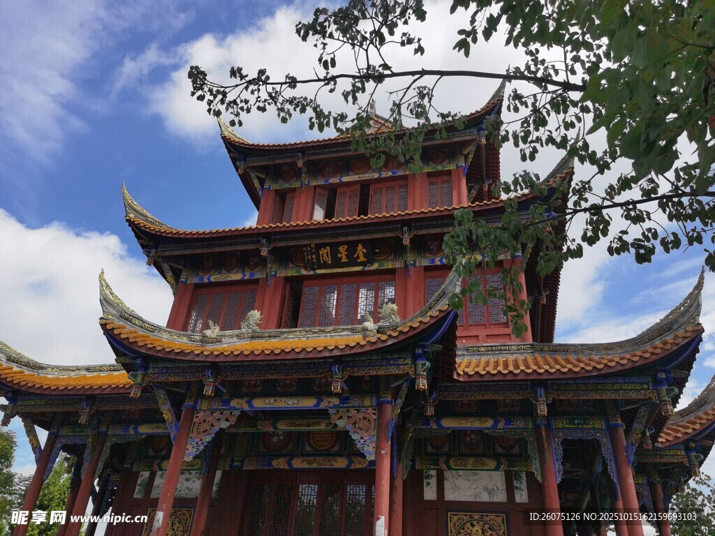 中式古建塔楼飞檐翘角