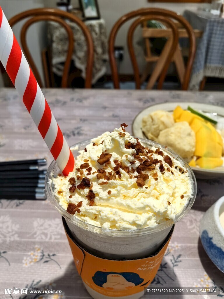 美味奶油饮品搭配小食