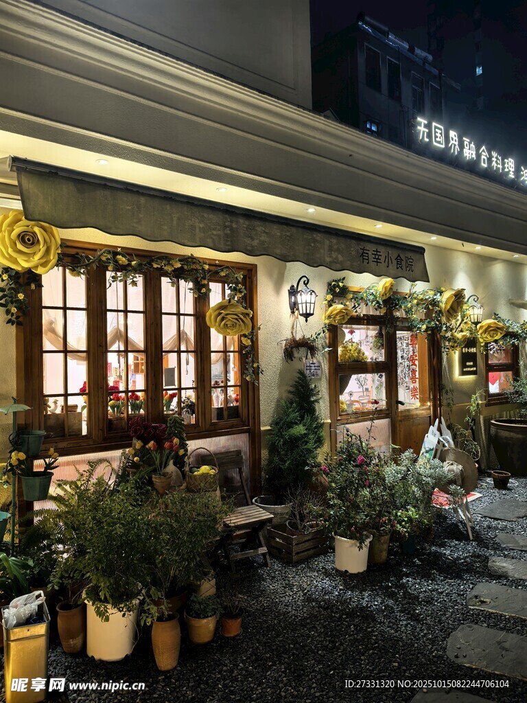 温馨街边咖啡馆夜景
