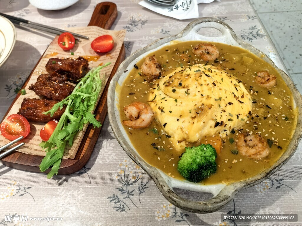 美味咖喱海鲜饭与烤肉