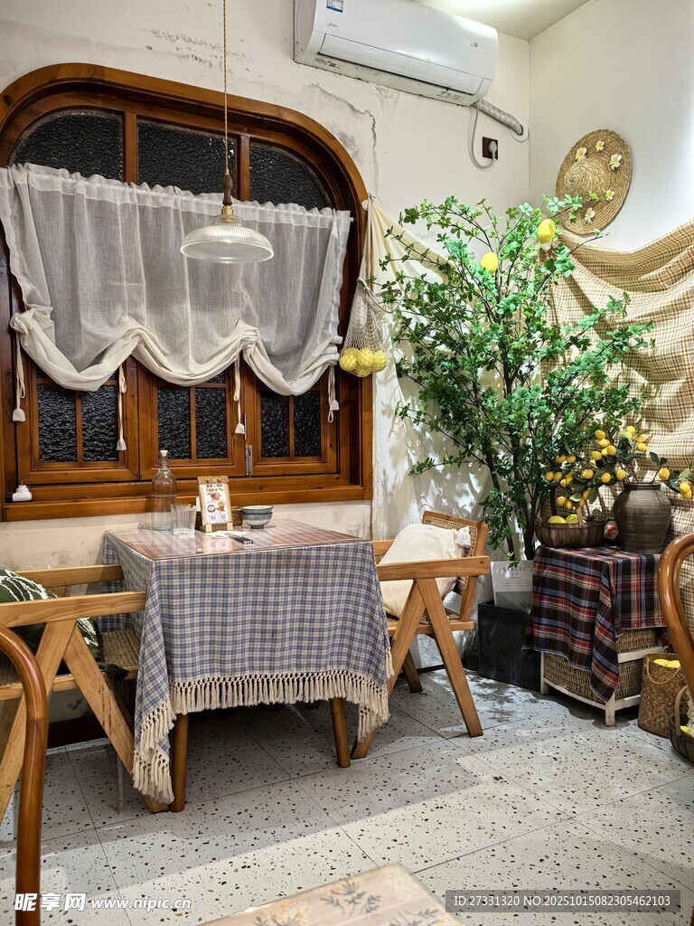 温馨复古风室内用餐角落