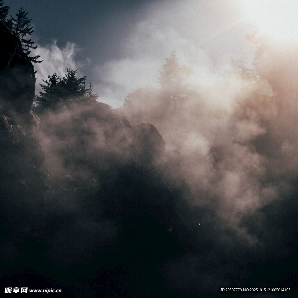 山林间迷雾中的光影美景