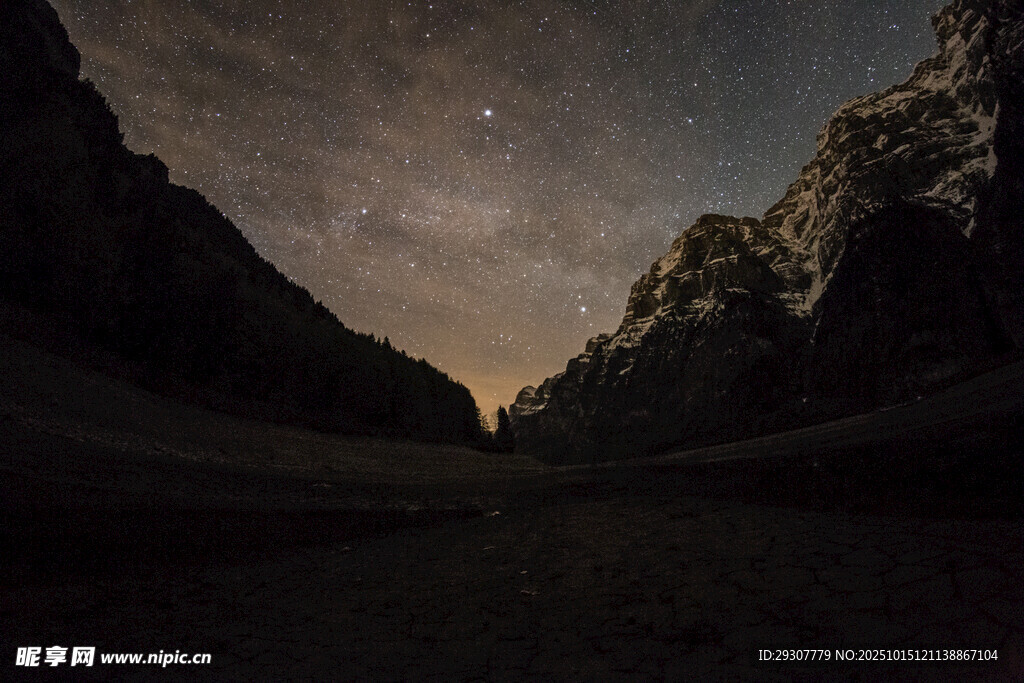 夜幕下的山谷星空美景