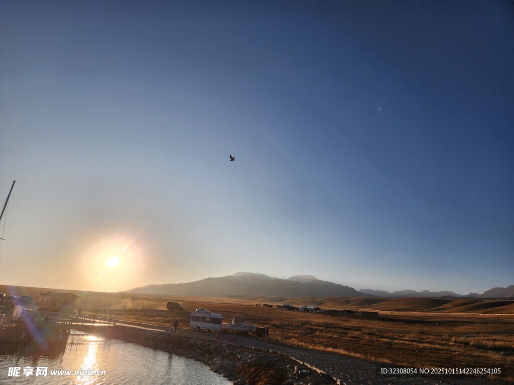 夕阳下的旷野河流美景