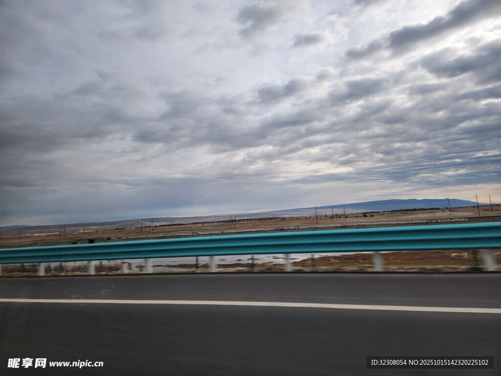 公路旁的蓝绿建筑与天空