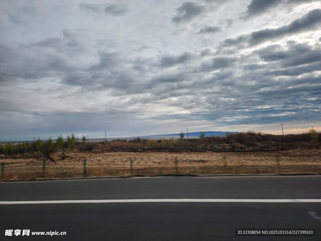 公路边的开阔风景