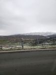 公路旁的远山与开阔景致