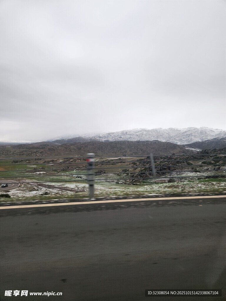 公路旁的远山与开阔景致