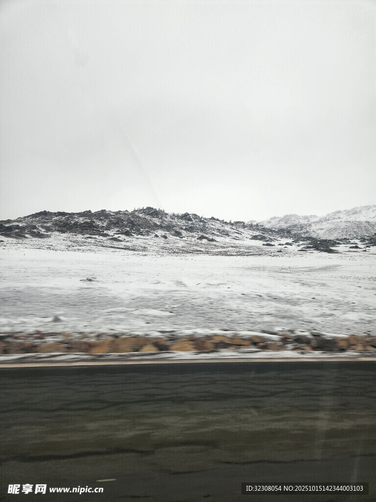 冬日雪覆旷野景观