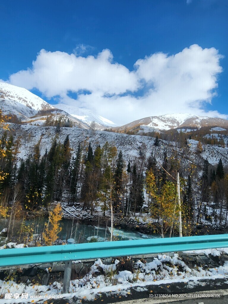 雪山下的多彩秋景湖泊