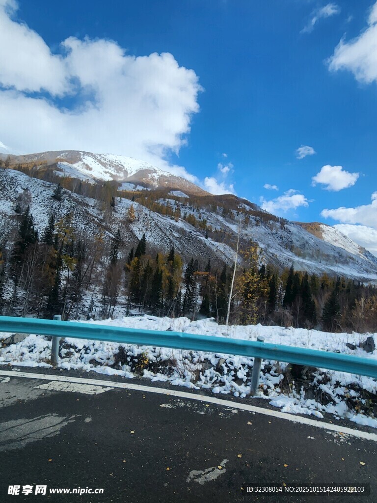 冬日雪覆山林旁的蓝湖