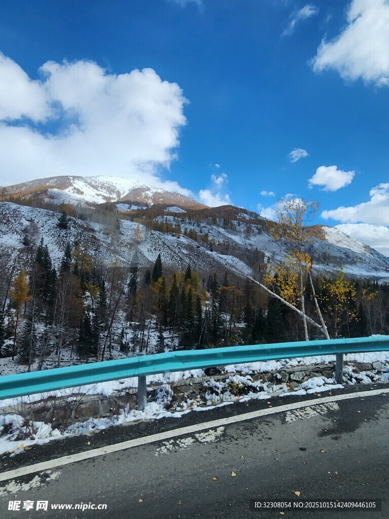 冬日山间公路雪景