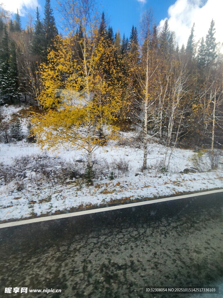 秋末雪景中的山林河流