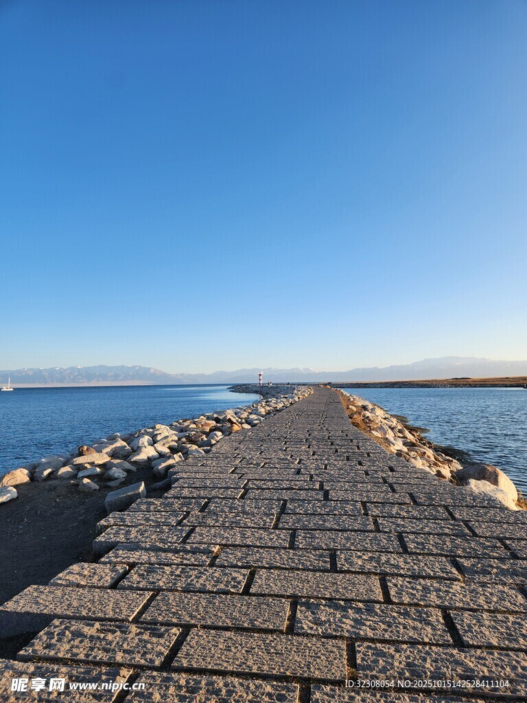 海边石砌长堤伸向远方