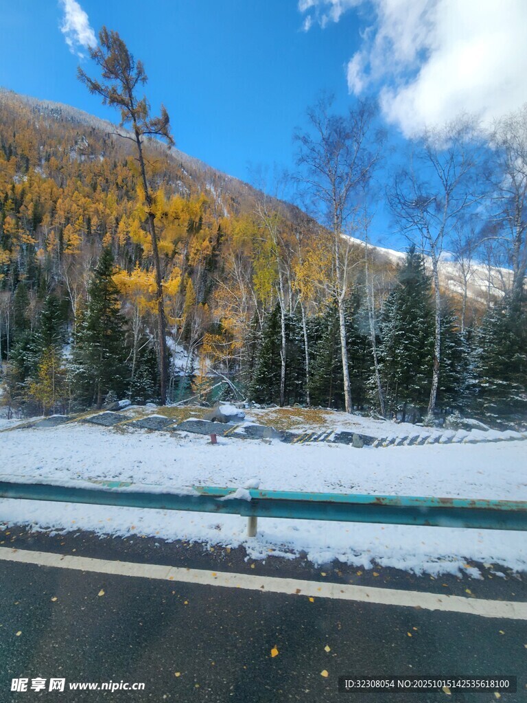 秋日雪覆山林公路美景