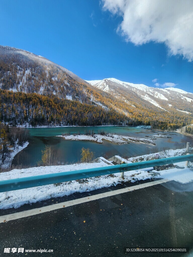雪山下的河畔公路风景