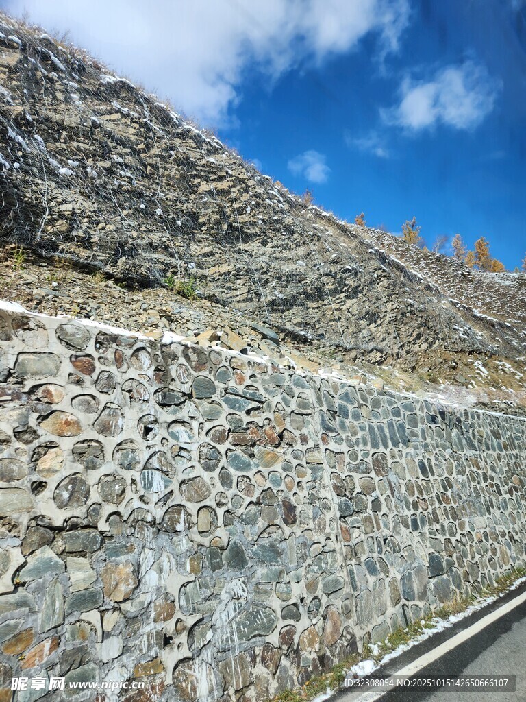 石砌护坡与蓝天青山景观
