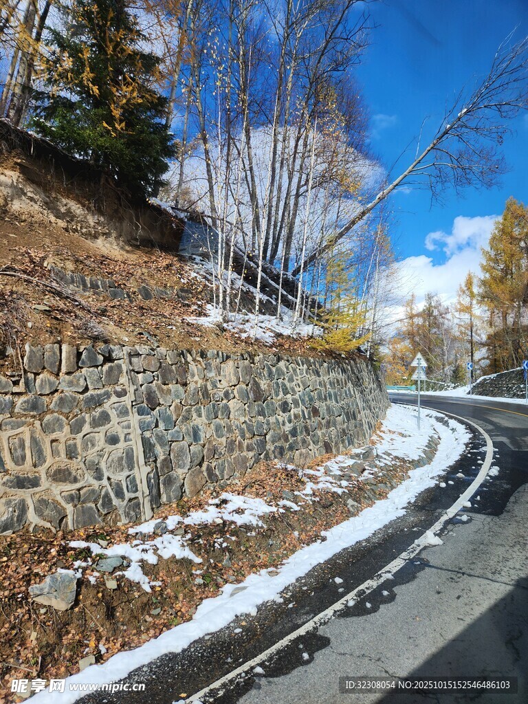 山间公路旁的石砌护坡景观
