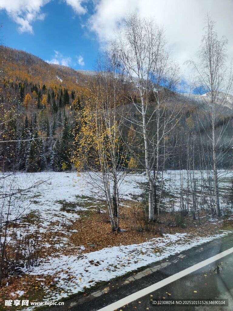 秋日雪景中的山林风光