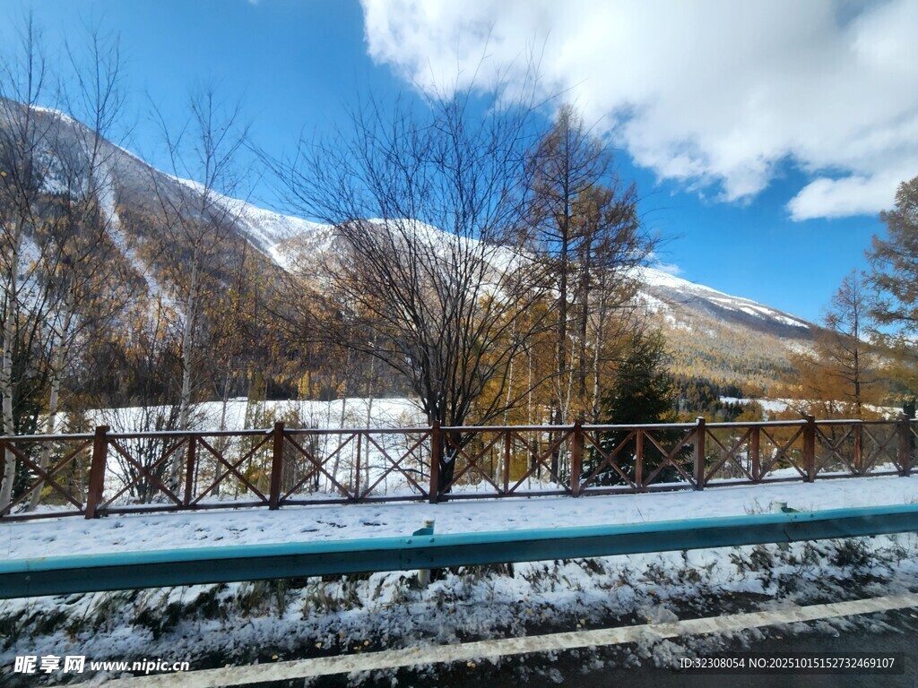 冬日雪山旁的公路风景