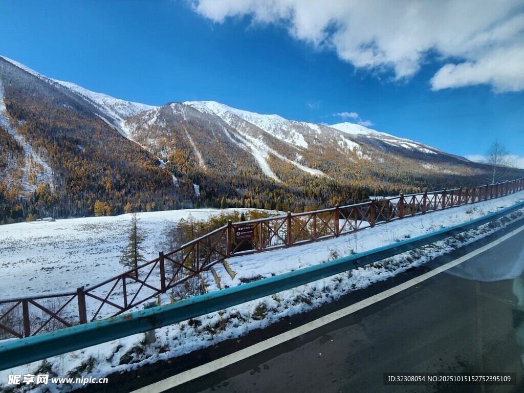冬日公路边的雪山美景