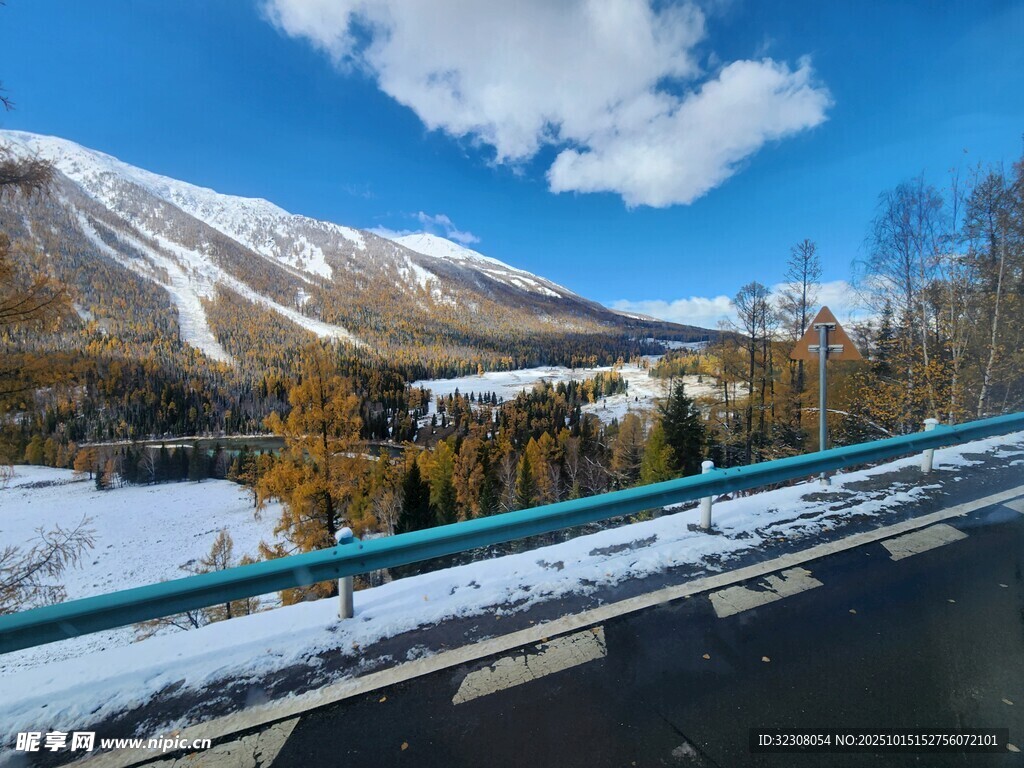冬日公路旁的雪山美景