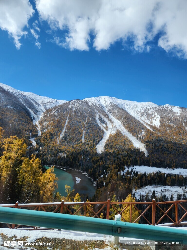 雪山秋景中的木质围栏