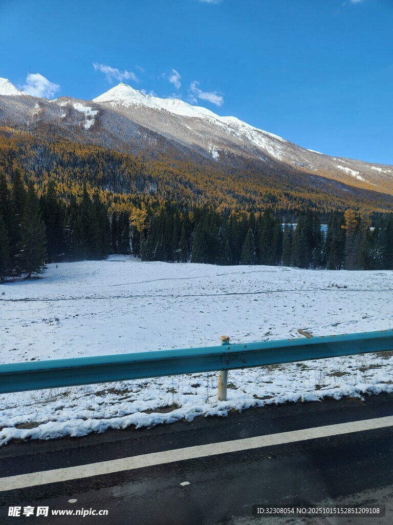 雪山下的冬日公路美景
